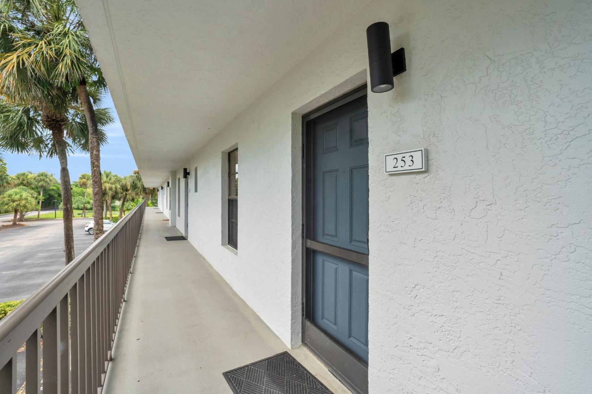 End Unit With Resort Views From Lanai North North Naples エクステリア 写真